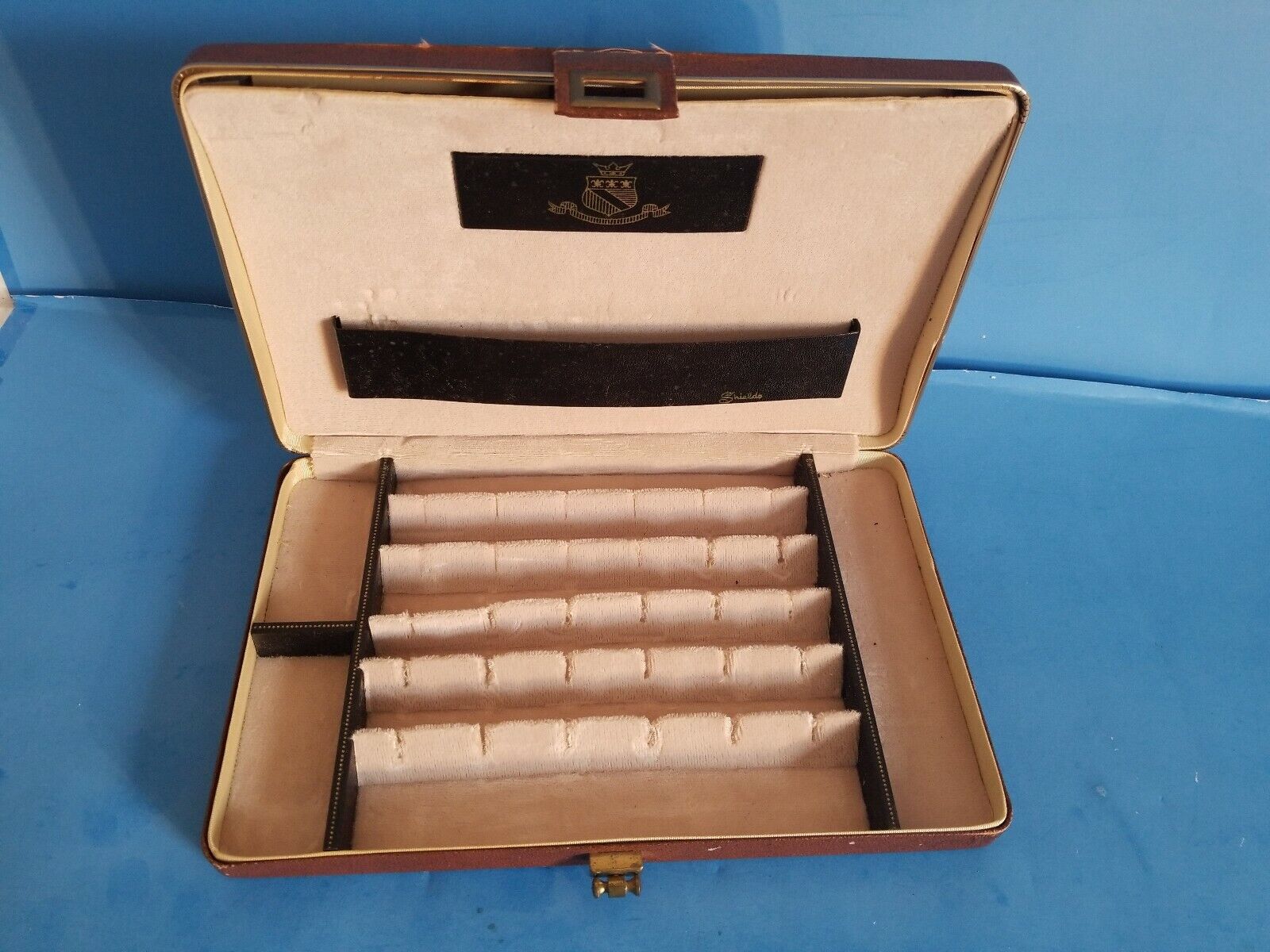 VINTAGE SHIELD CUFFLINKS BOX.NOT GREAT CONDITION.CHECK PHOTOS.