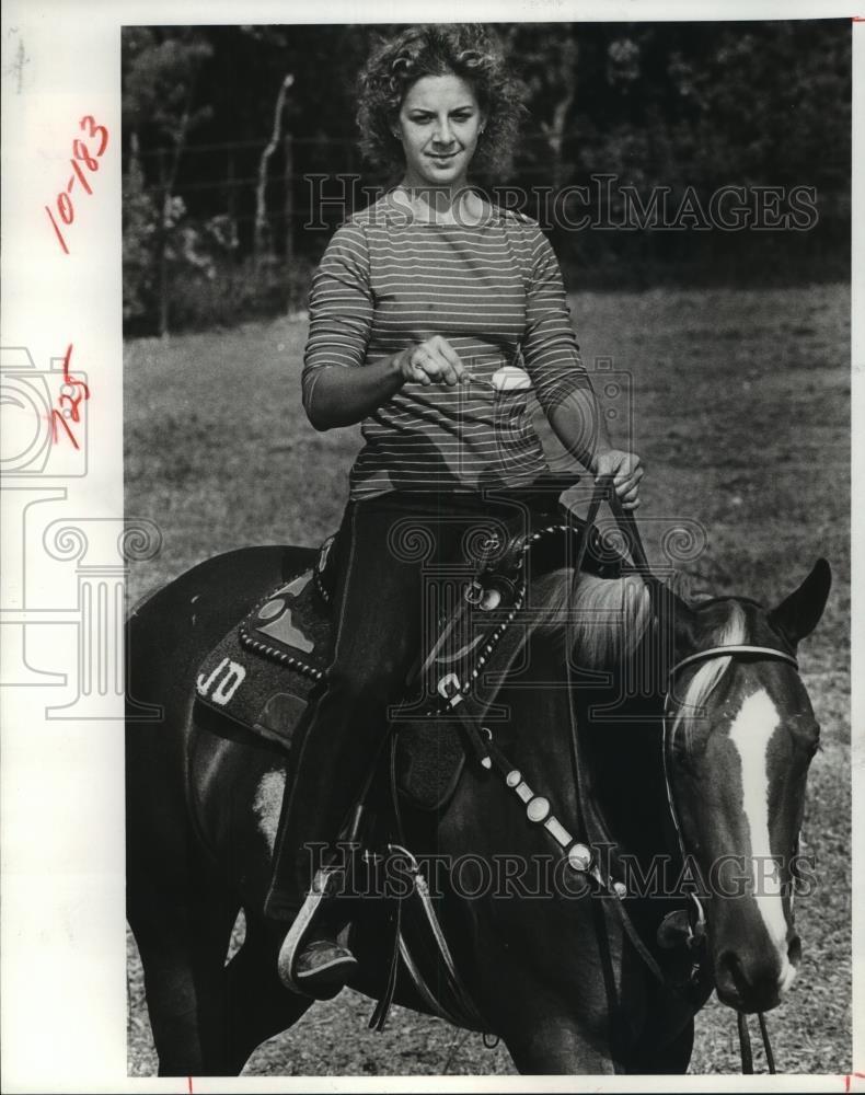 1982 Press Photo Jeannene Davis Riding Horse at Harris County Fair in Houston
