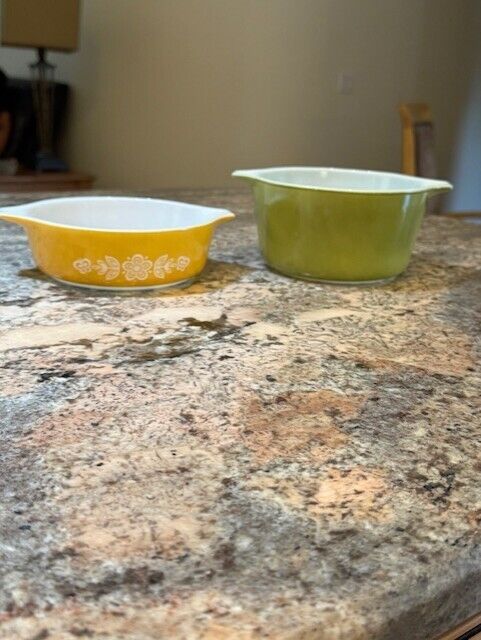 Pyrex bowls set of 2