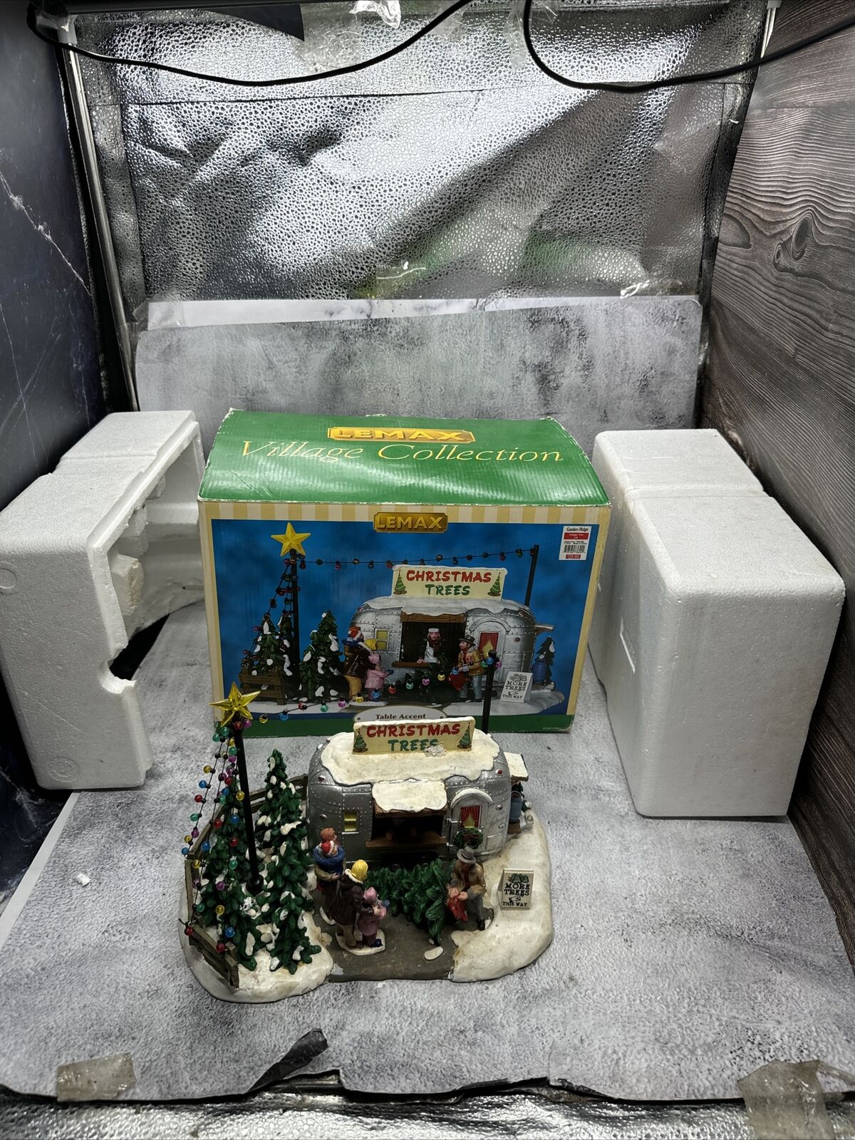 Lemax Signature Collection VINTAGE TREE LOT 73644 w/ box