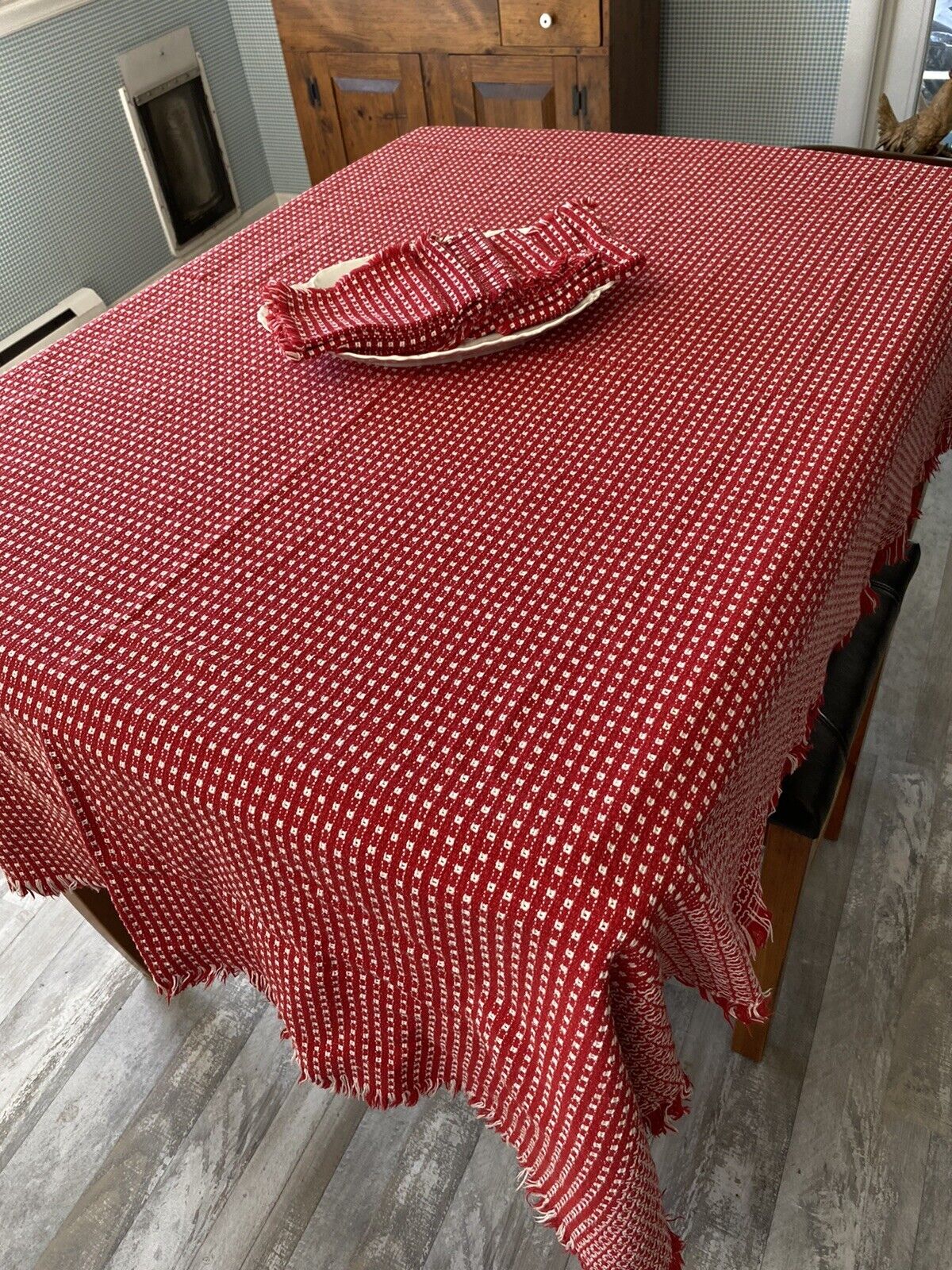 Vintage Red & White Checked 6' x 4' tablecloth + 6 matching 12