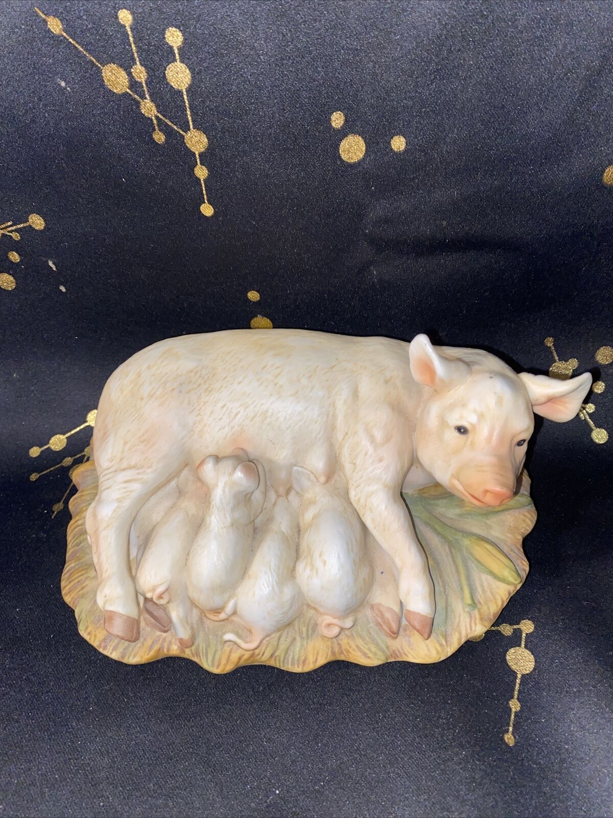 Homco Masterpiece Vintage 1985  Porcelain Pig With Piglets Figurine. 