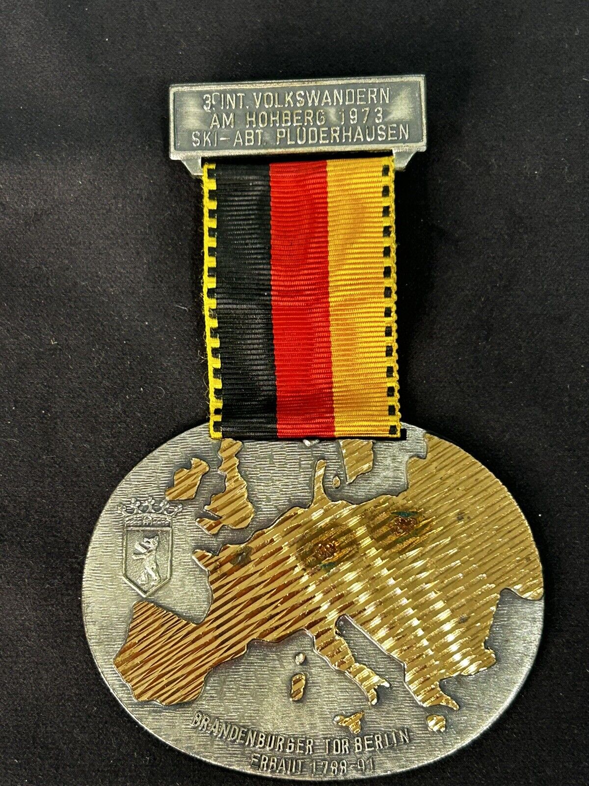 Brandenburger Gate BERLIN Germany Vintage Medal Pin Badge Volkswandern 1973