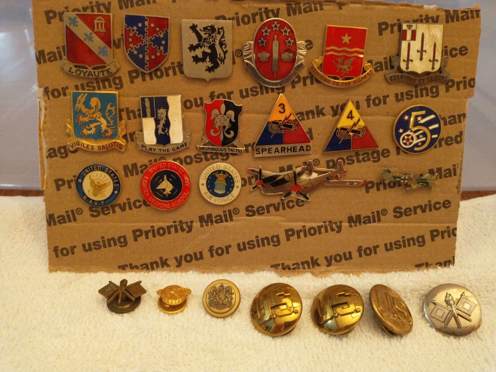 Lot Of 24 WWll Air force and Navy pins and buttons. Fighter pilot and artillery 