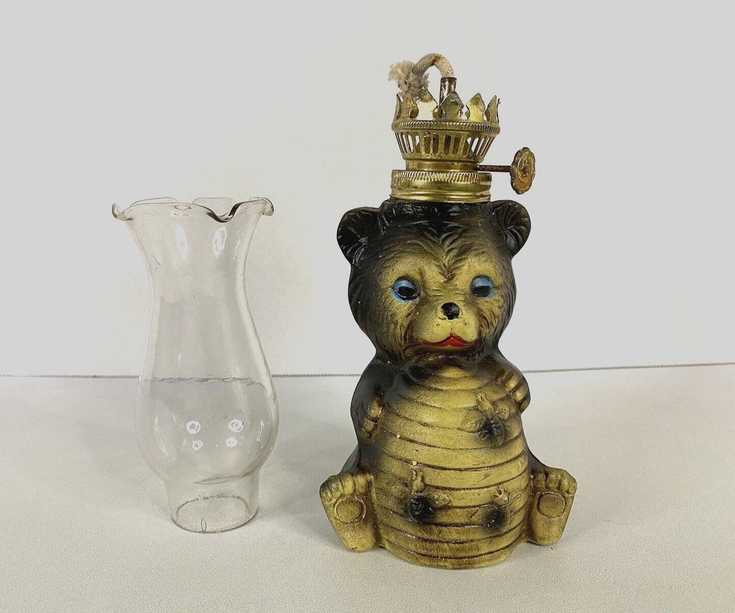 VTG 1950s BEAR HOLDING BEEHIVE Oil Lamp Light Made In Japan Very Cute & Clean