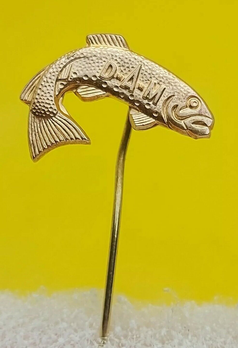 D•A•M - Quick ® Reels MAD Rods & Garments ... DAM fishing old rare pin badge