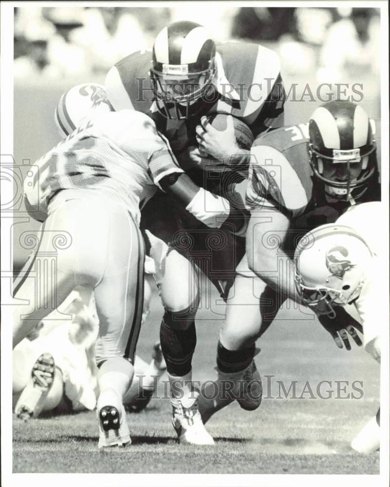 1986 Press Photo Los Angeles Rams football player Mike Guman battles opponents