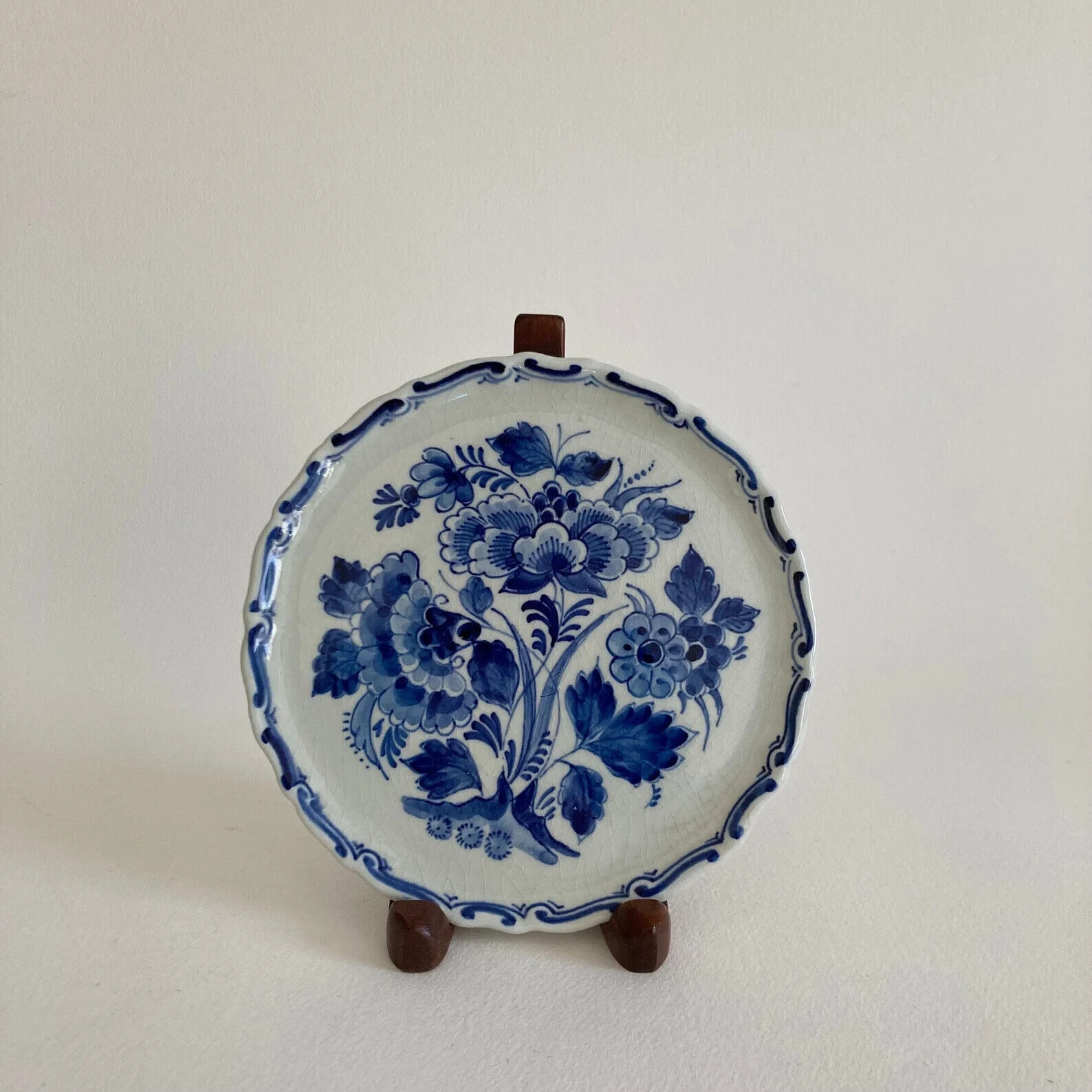 1980s Royal Delft Ceramic Decorative Wall Hanging Plate – Floral Delft Plate