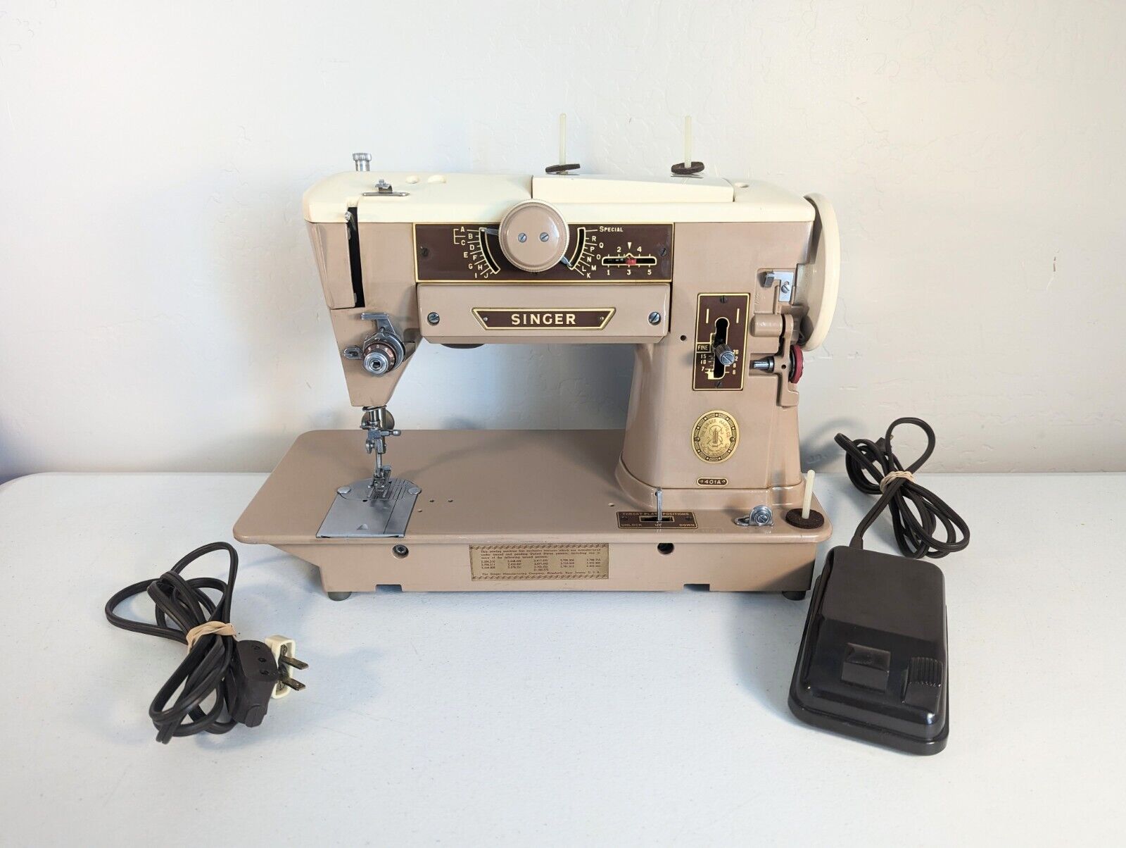 VINTAGE SINGER SLANT-O-MATIC SEWING MACHINE WITH PEDAL MODEL 401A, WORKS 