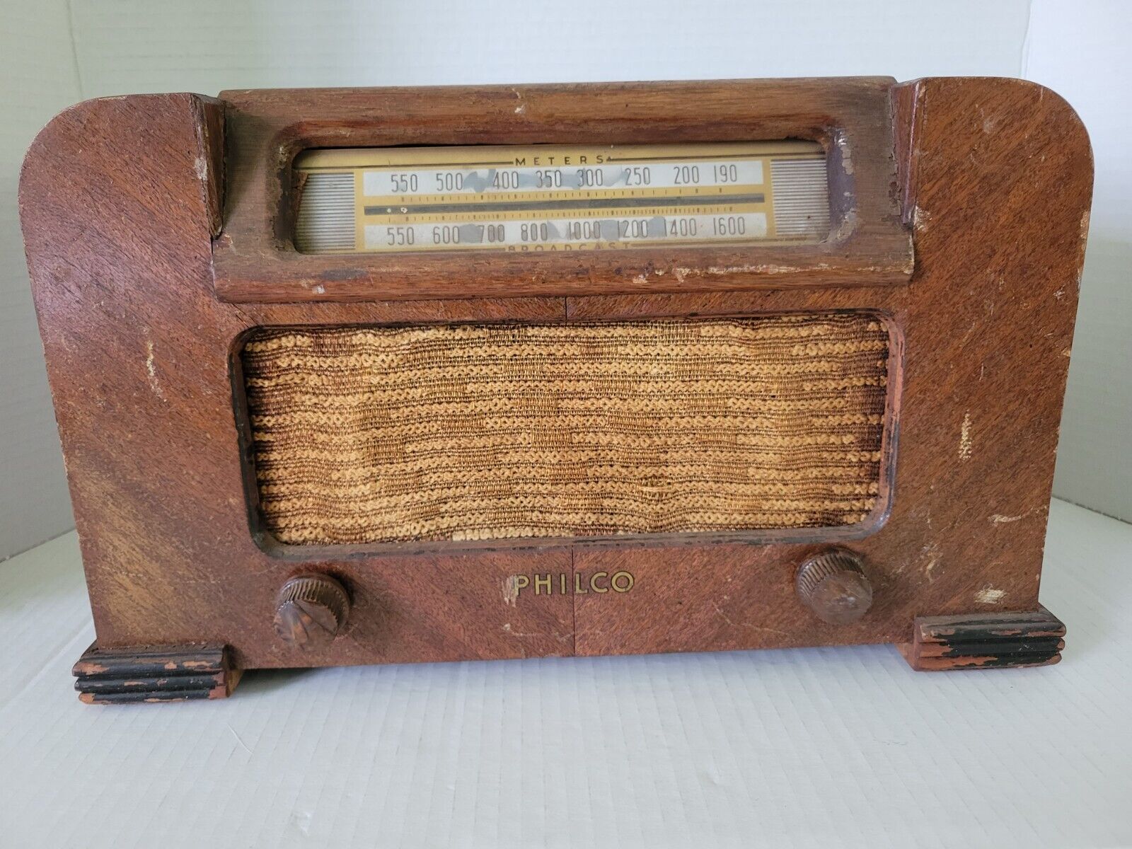 Philco 42-321 Compact Table Top Radio (1942) Powers on