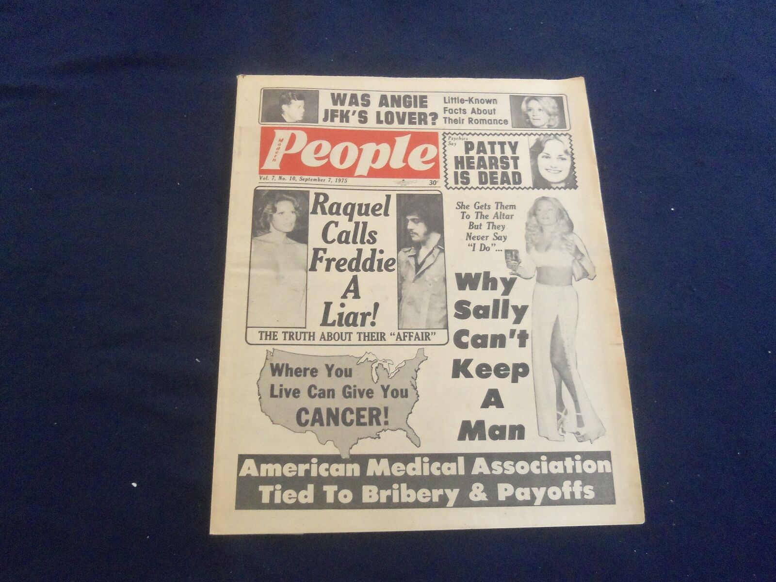 1975 SEPTEMBER 7 MODERN PEOPLE NEWSPAPER - RAQUEL WELCH - NP 5690