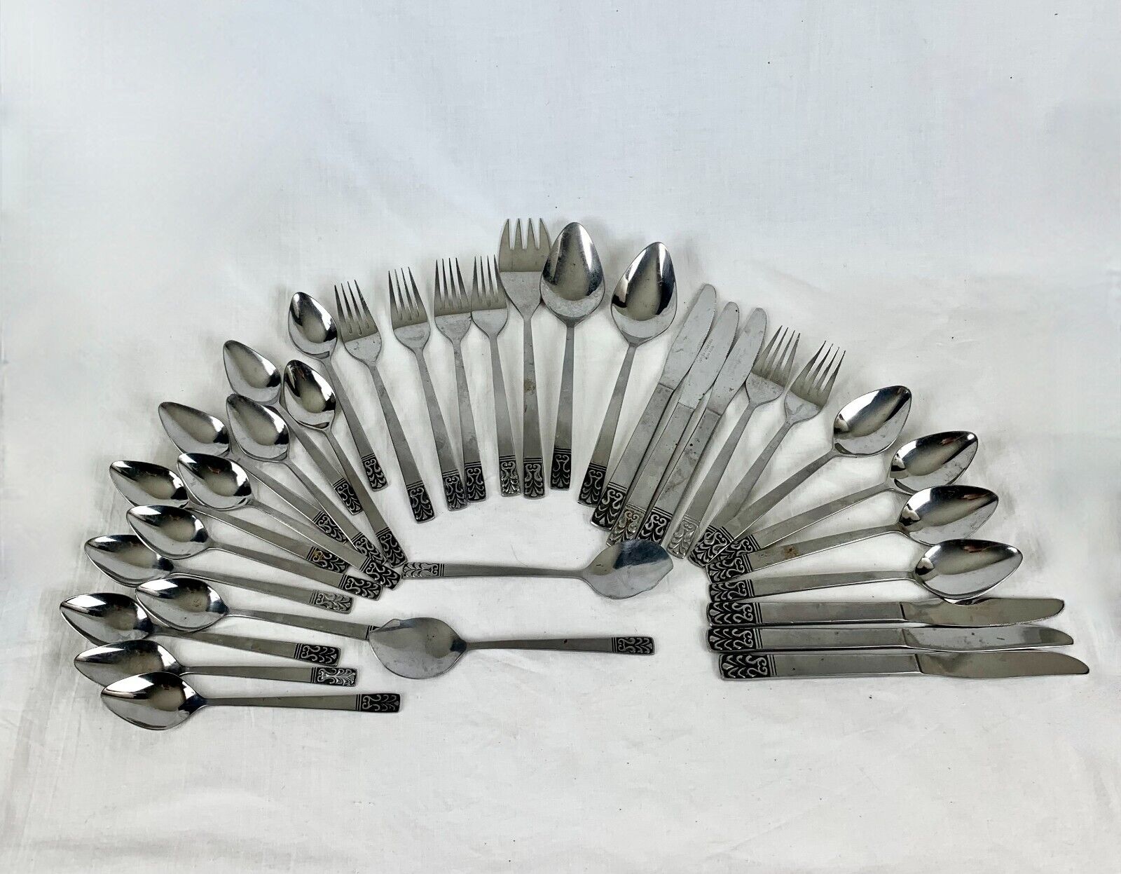 34 pc Lot Carlyle Stainless Steel Cameo Flatware 6 Place Settings Serving Extras