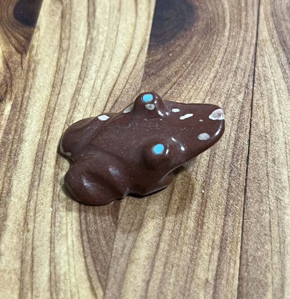 Red brown Zuni blue eyed spotted Frog fetish carving Pipestone
