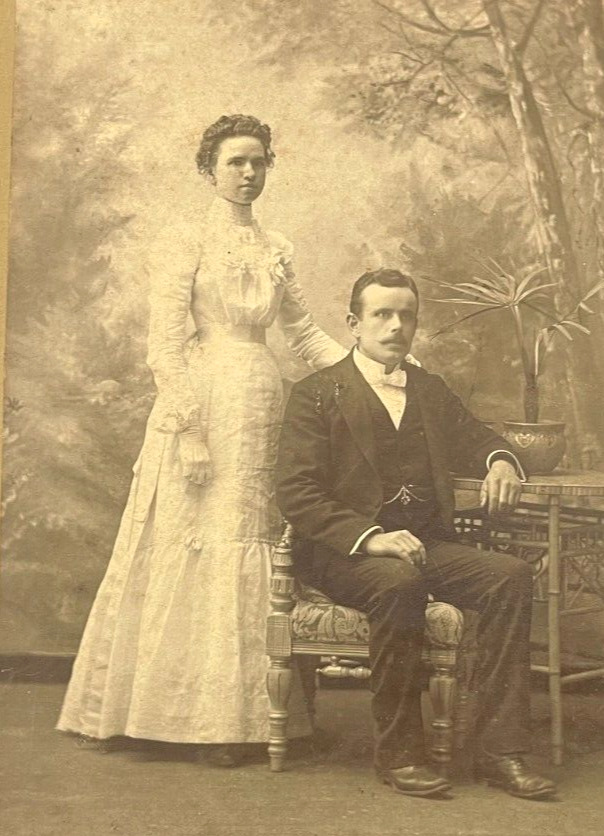 ANTIQUE CABINET PHOTO OF NICE WELL-DRESSED COUPLE PORT CHESTER NY 1890s GOOD