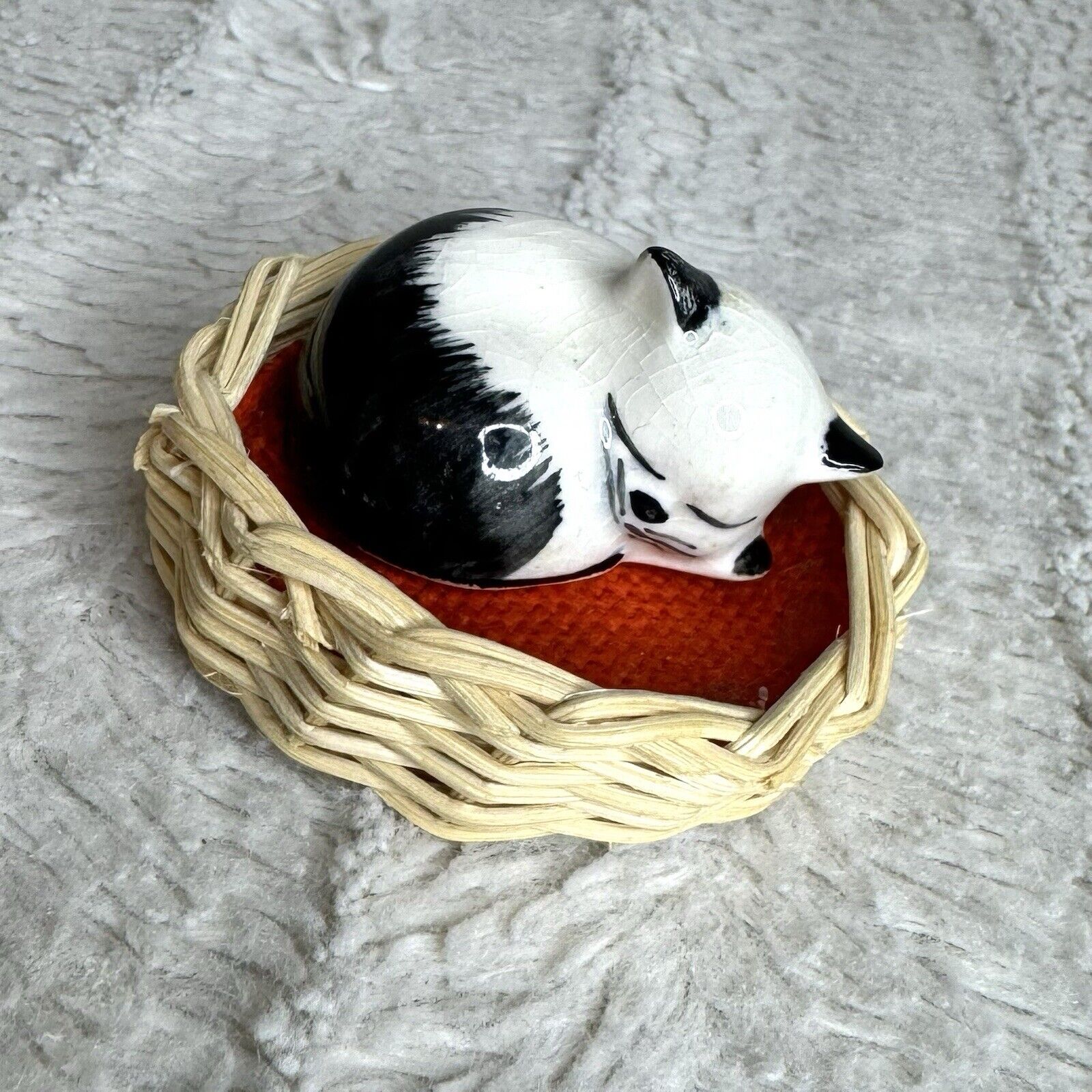 Vintage Ceramic Szeiler England Sleeping Cat Figurine In Basket Kitten Crazing