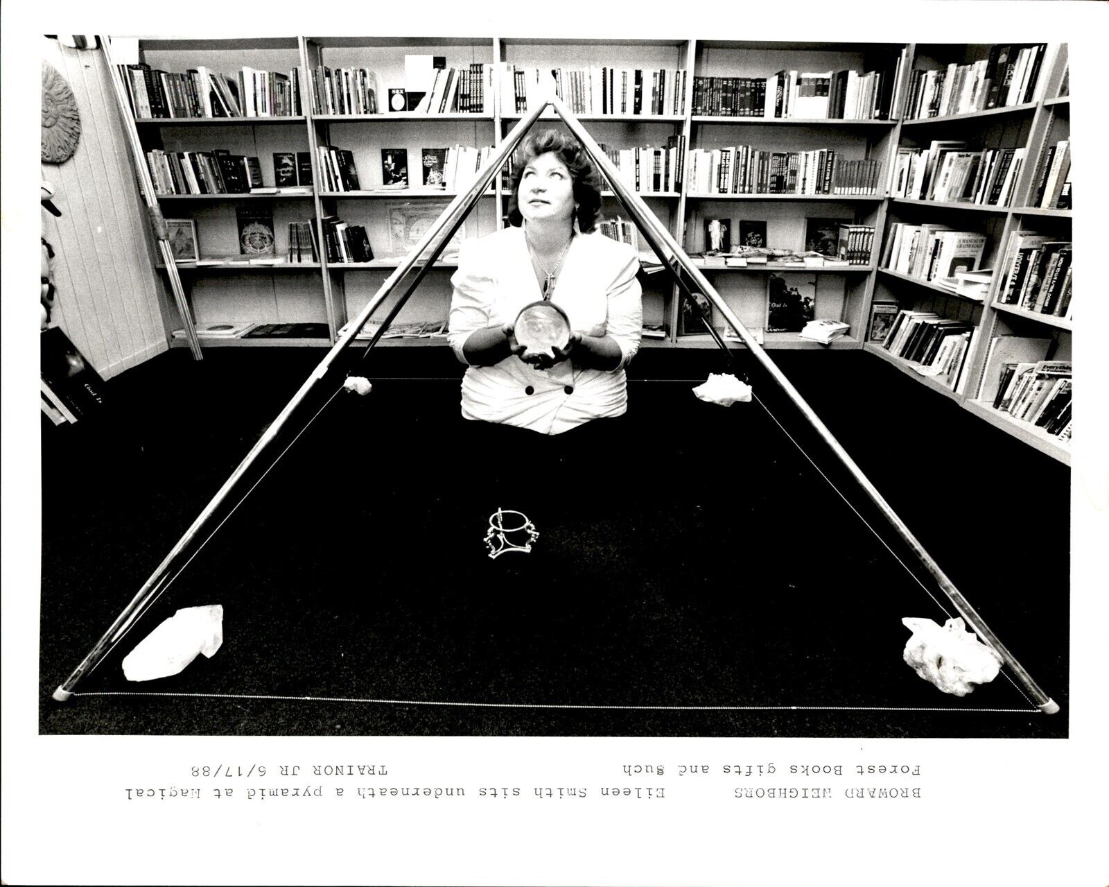 LG18 1988 Orig Trainor Jr Photo PYRAMID TREATMENT MAGICAL FOREST BOOKS MYSTICISM