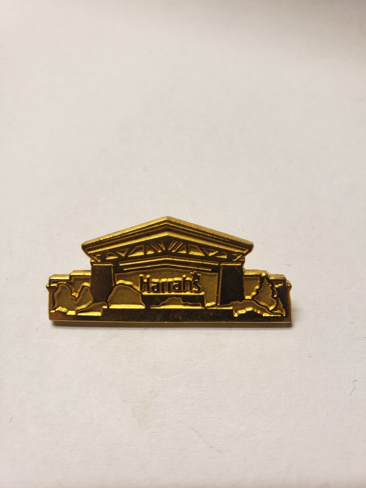 Vintage Harrah\'s Casino  Promotional Pin Hat Lapel Gold Tone Rare 