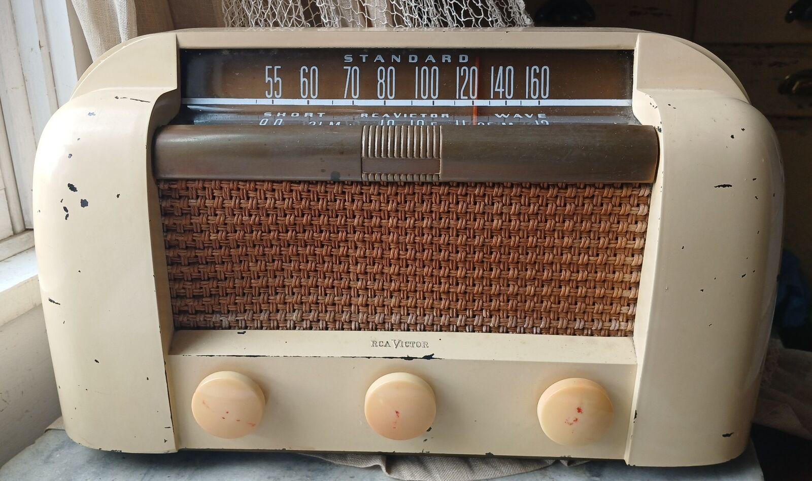 1940\'s RCA Victor Radio / Shortwave Model 66X2 Yellow Case