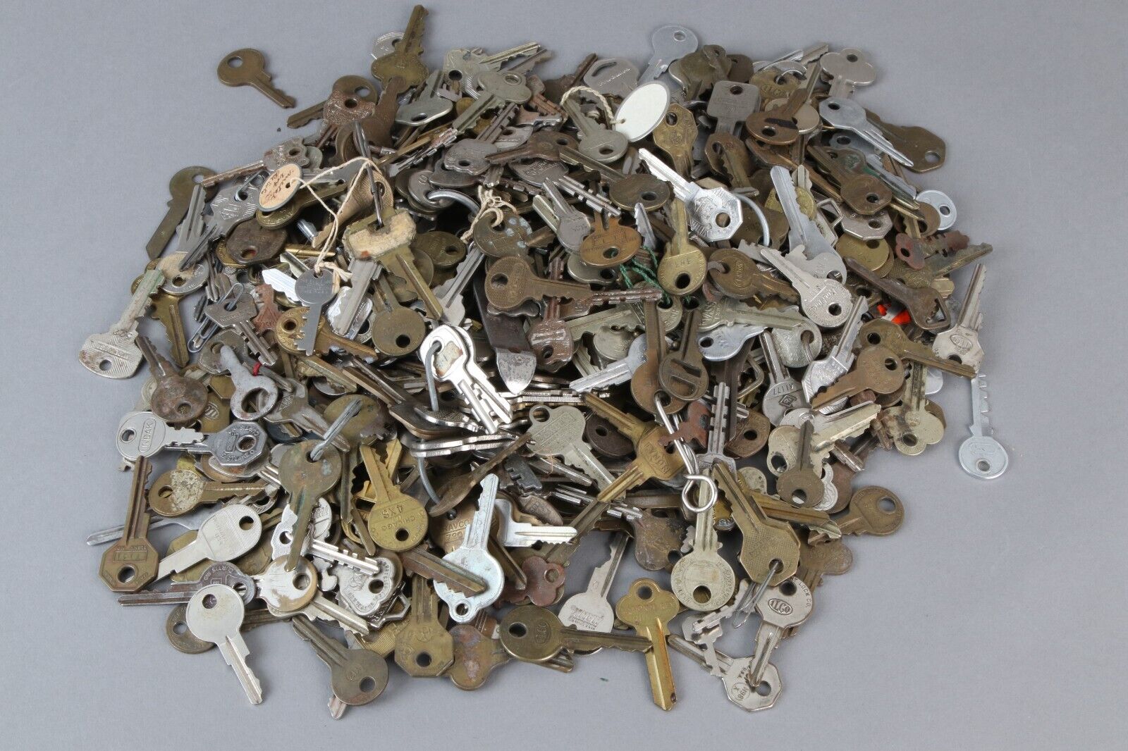 Huge lot of 500 vintage keys Yale Curtis Ilco Master Lock Briggs and Stratton