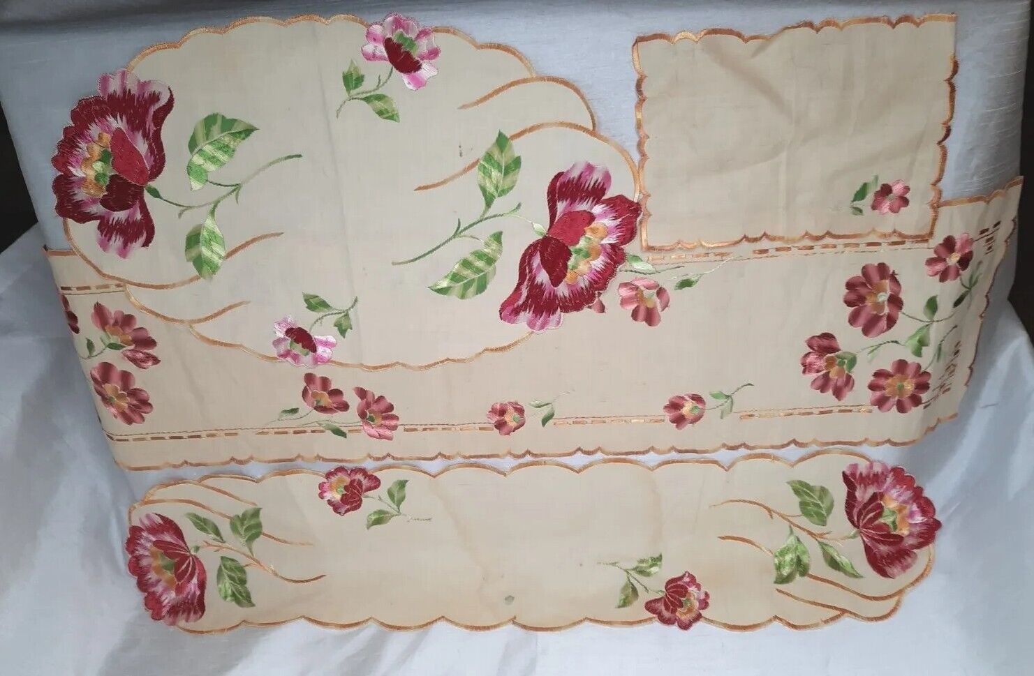 Vintage Linen Table Ruuners Place Mat And Napkin With Silk Embroidered Flowers