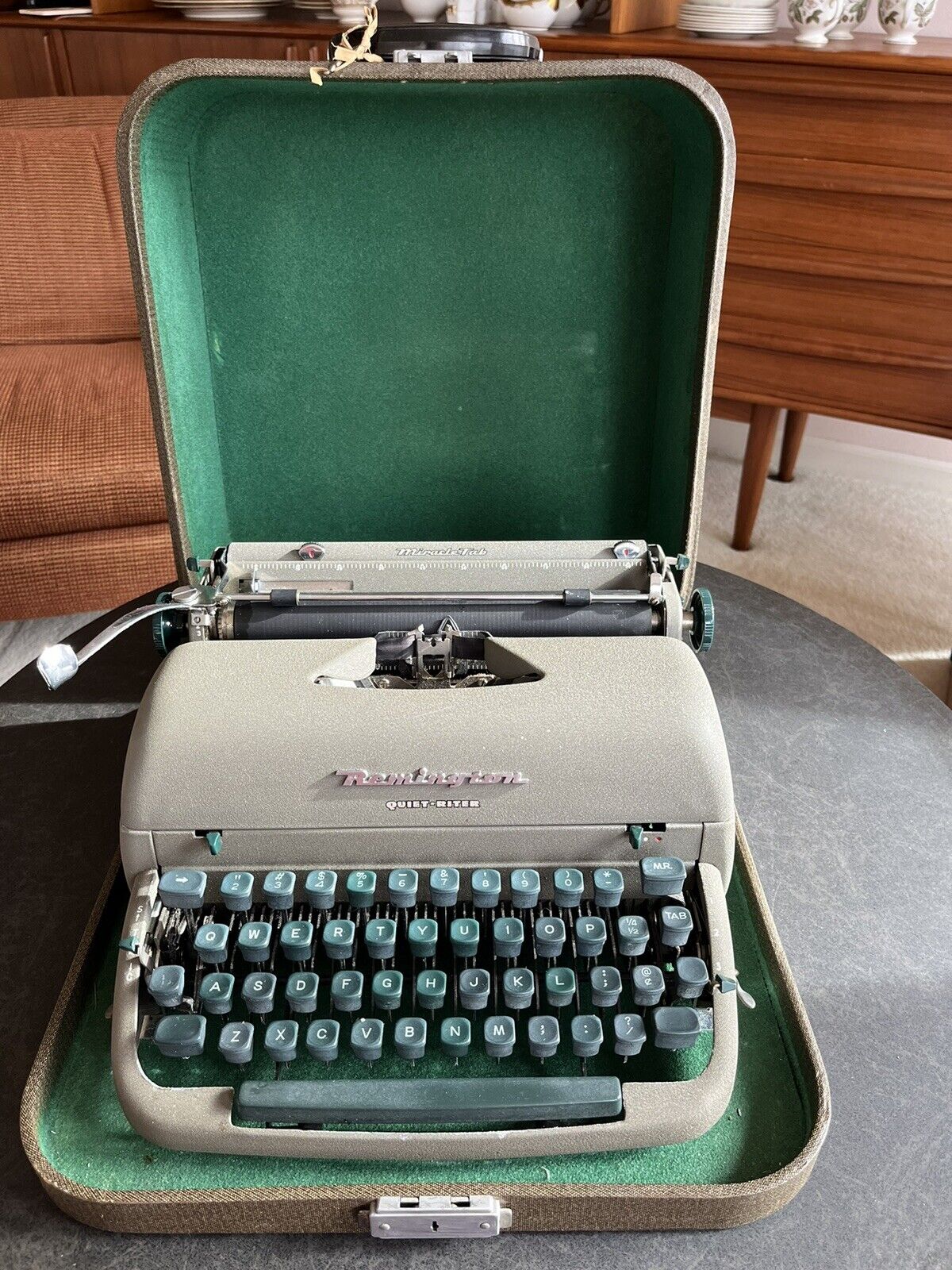 Vintage 1950s Remington Quiet-Riter Miracle Tab Typewriter w/Hard Case