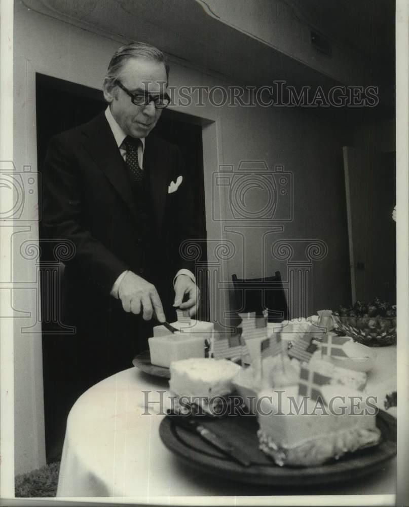 1977 Press Photo Denmark Ambassador Otto Borch opted for American cheddar cheese