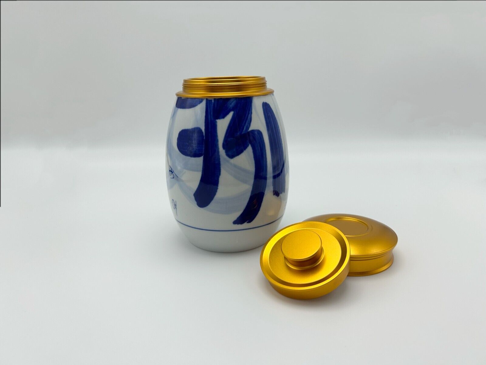 Handmade Crafts of Chinese Qinghua Fenjiu, Bottles and Storage Tanks