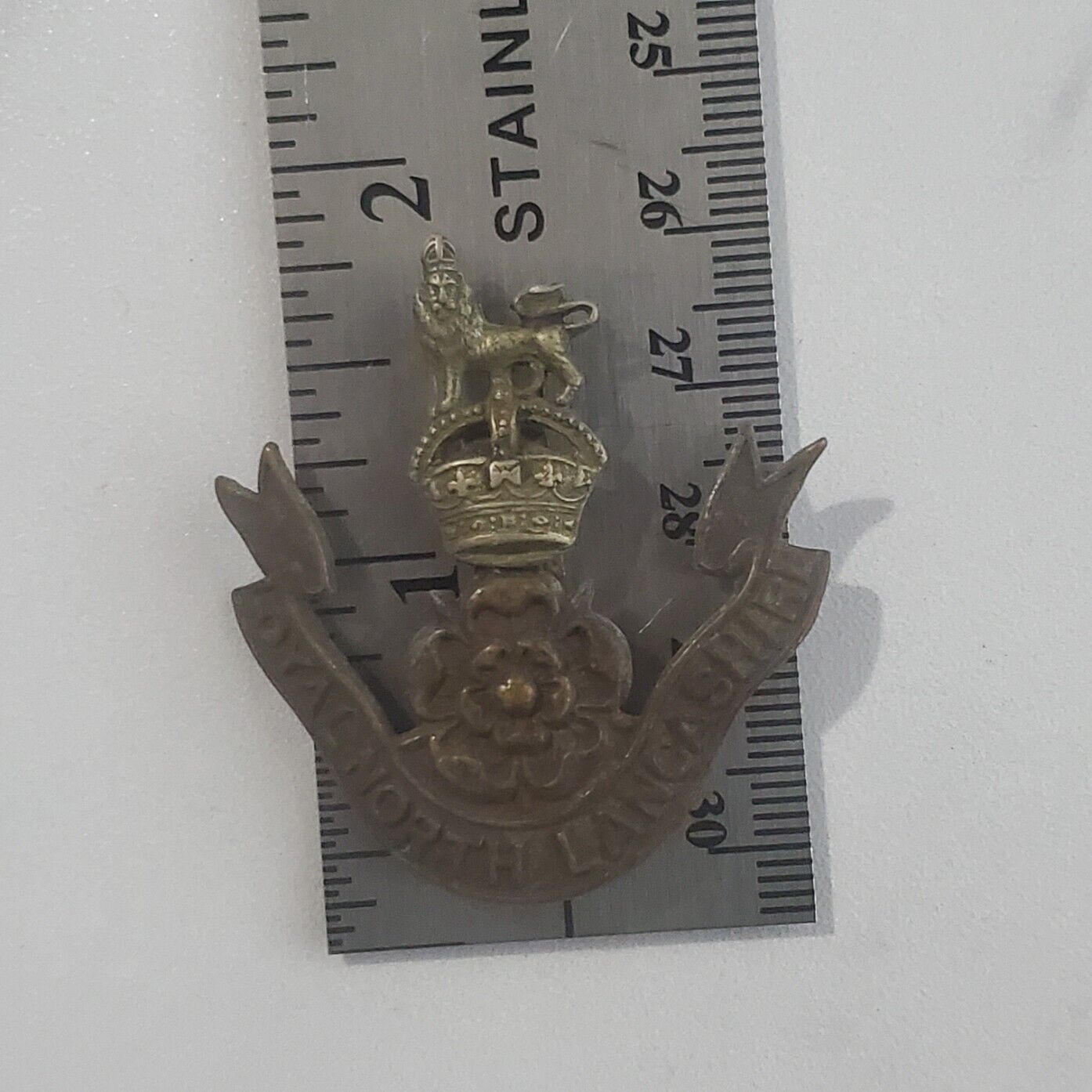 WW1 Loyal North Lancashire Regiment Cap Badge KC Bi-Metal Broken Slider