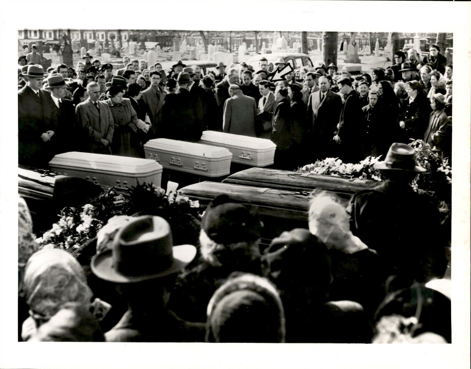 GA93 1954 Orig Photo SOLE SURVIVOR WATCHES FAMILY LAID TO REST Caskets Funeral