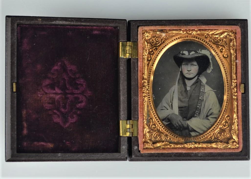 AMAZING 1860's 1/9 PLATE AMBROTYPE TINTYPE OF WOMEN WITH HAT-GUTTA  PURCHA CASE