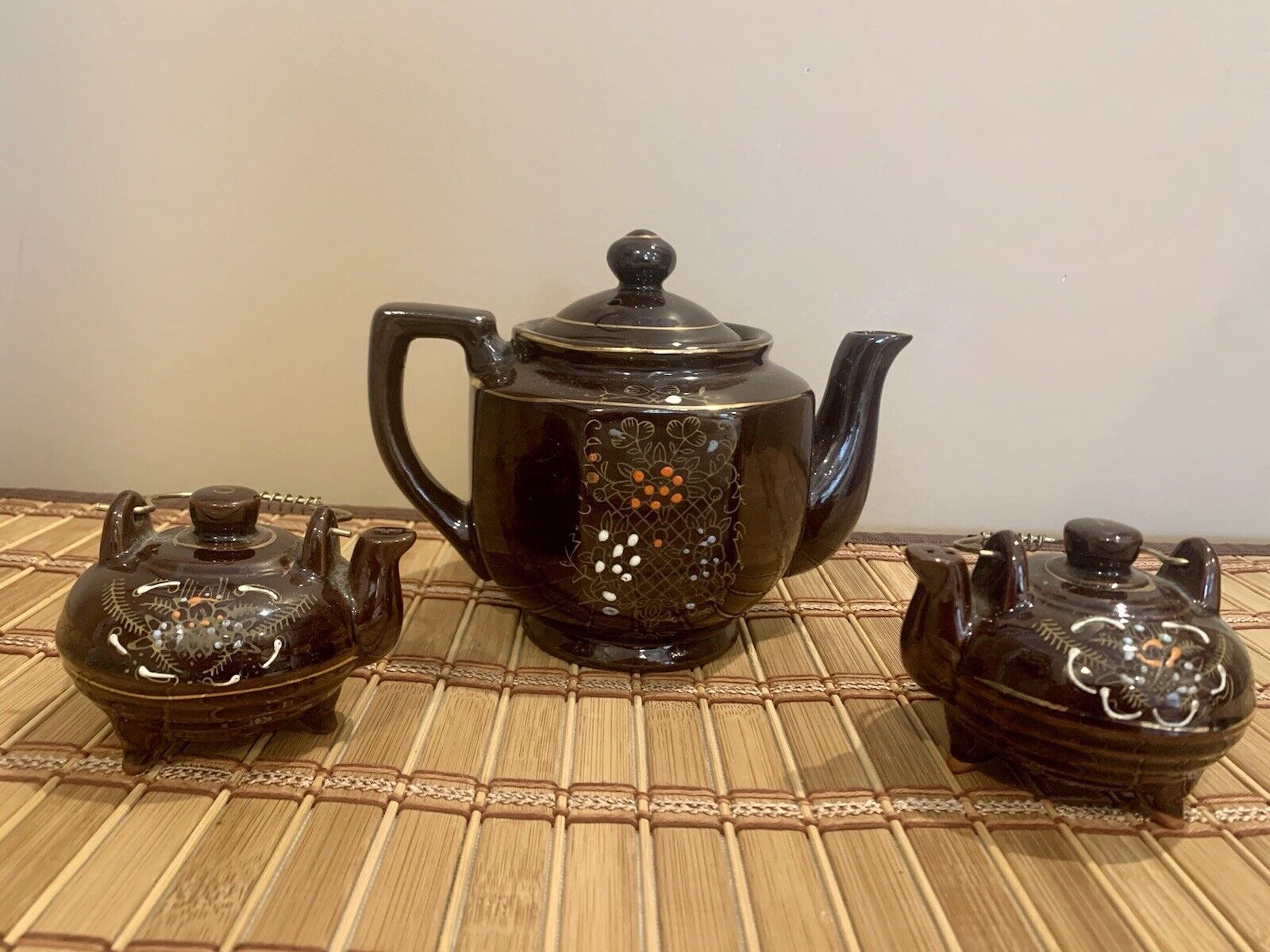 Nice Vintage Red Ware Japan Handpainted Teapots Salt Pepper Set