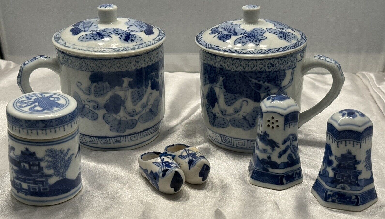 VNTG Cobalt Blue & White Porcelain Asian Village Lot Made In China- Mugs w/Lids