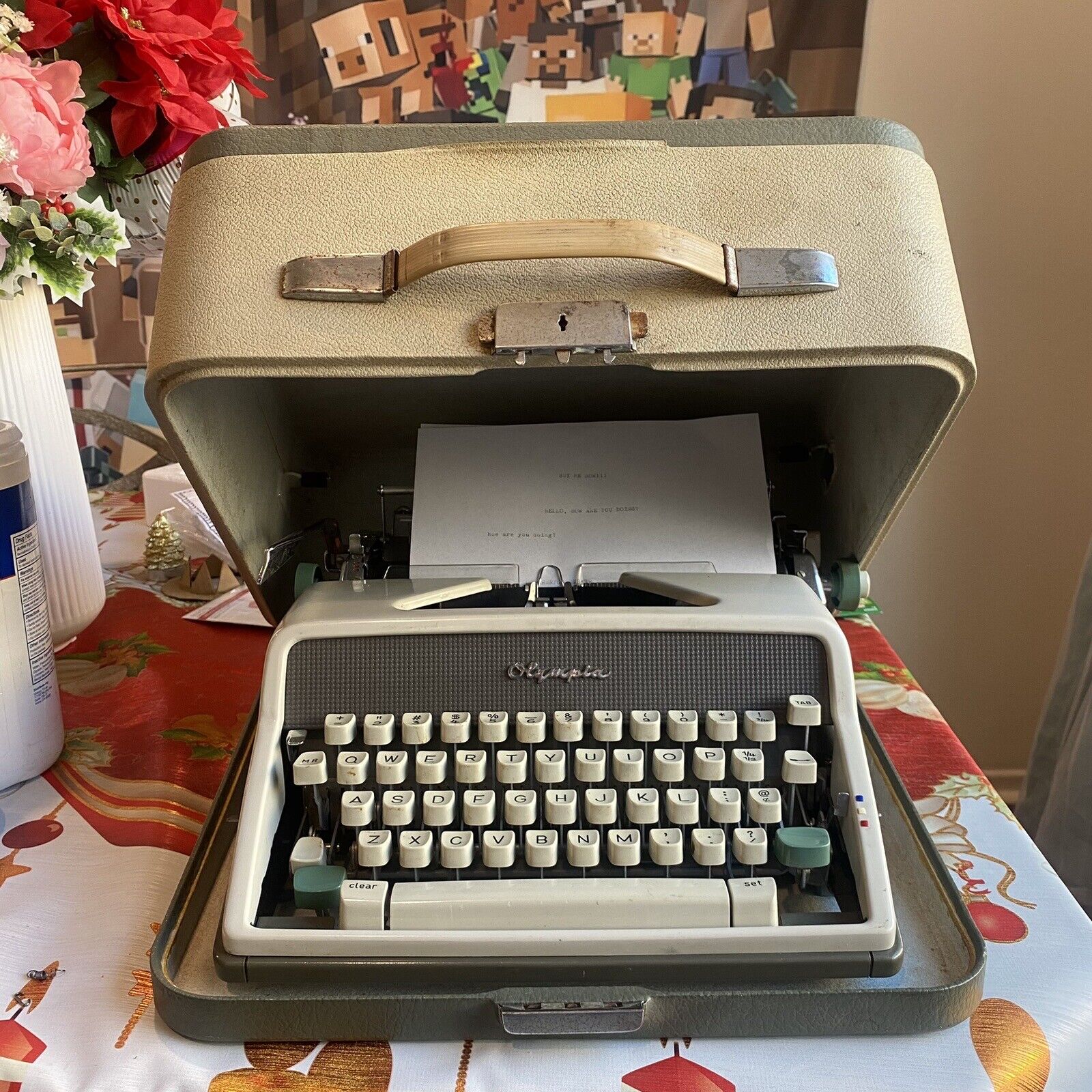 VTG OLYMPIA DELUXE TYPEWRITER SM7 IN CASE - Working, SEE DESC & VIDEO