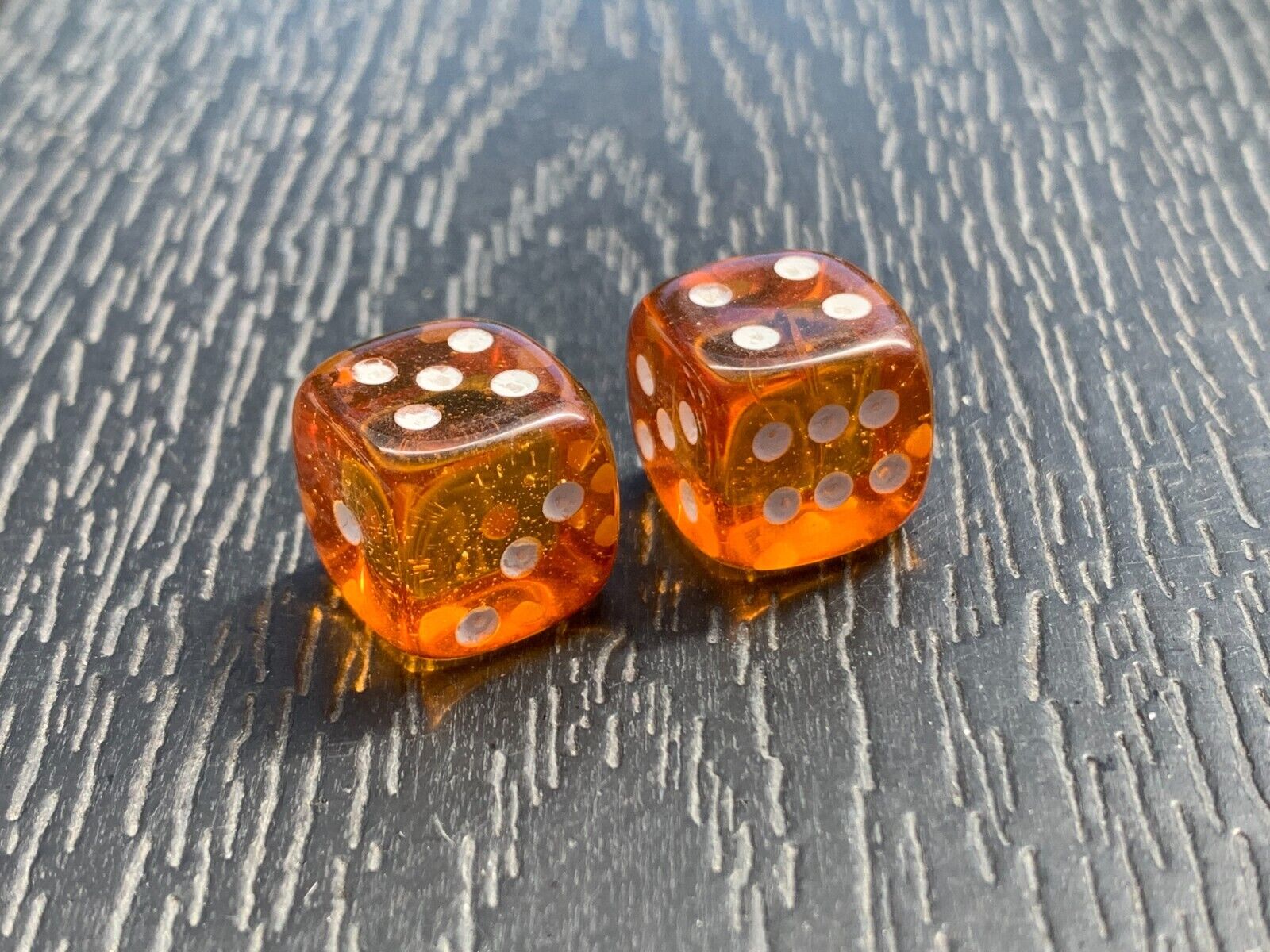 2x Amber dice. 13x13mm Classic light maple clr. Hand work. Gambling dice. Casino