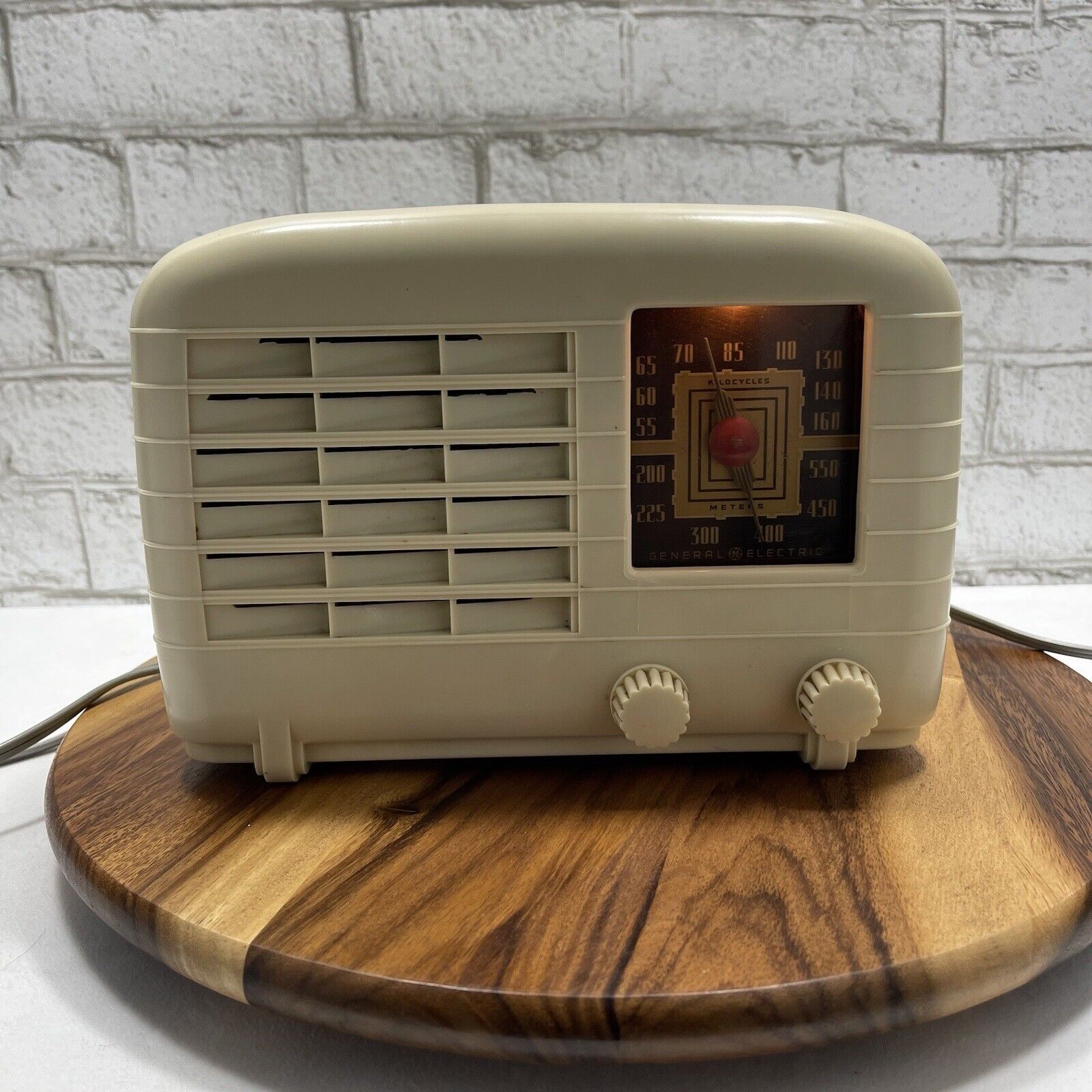 Antique 1940/1941, G-E Radio J-644W, 115 Volts 10.5\