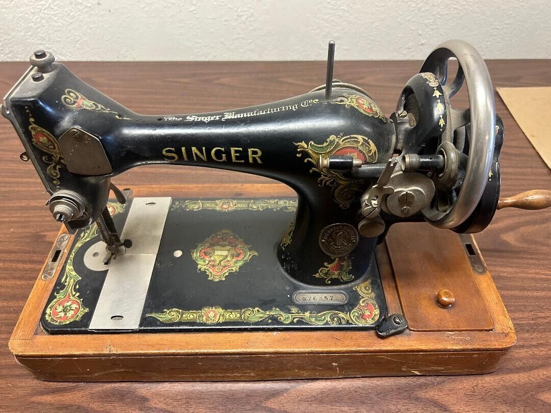 Antique Singer hand crank sewing machine   serial number G7635723