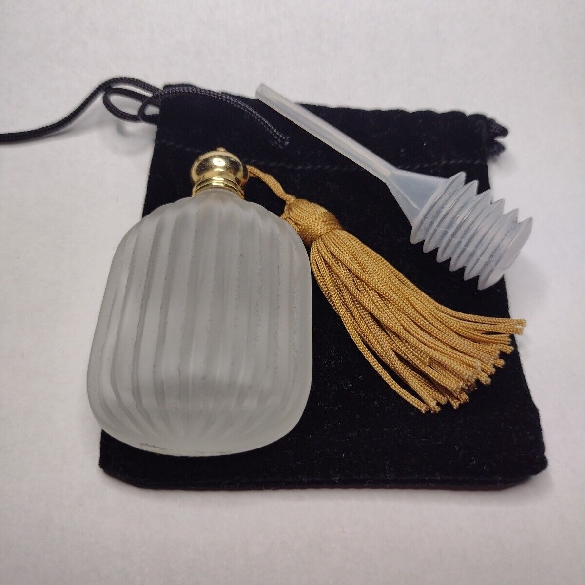 VINTAGE FROSTED GLASS PURSE SIZE PERFUME BOTTLE WITH LID, POUCH & TASSEL