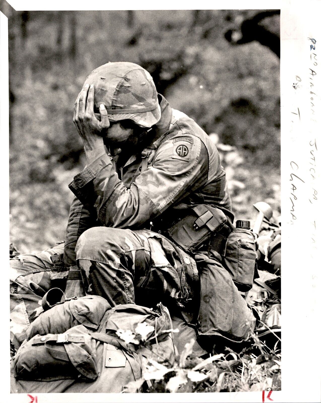 LG18 1988 Original Photo US ARMED FORCES IN HONDURAS 82ND AIRBORNE TIRED SOLDIER