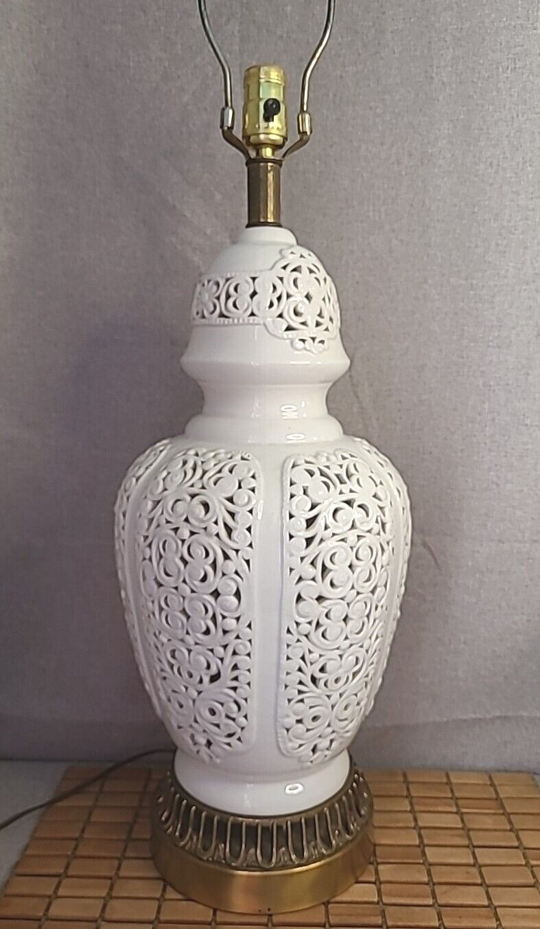 VINTAGE CHINESE ANTIQUE MID CENTURY WHITE PORCELAIN PEIRCED CHINOISERIE LAMP 35\