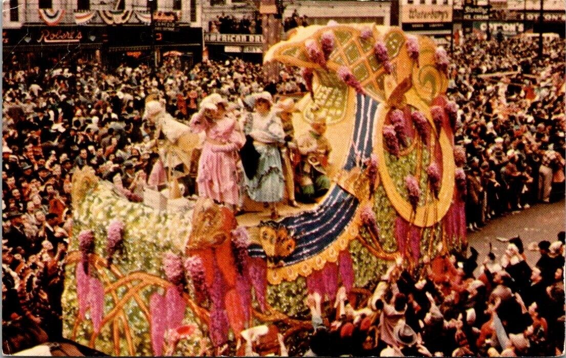 New Orleans MARDI GRAS PARADE  Floats Crowds Catching Beads Signs 50\'s Postcard