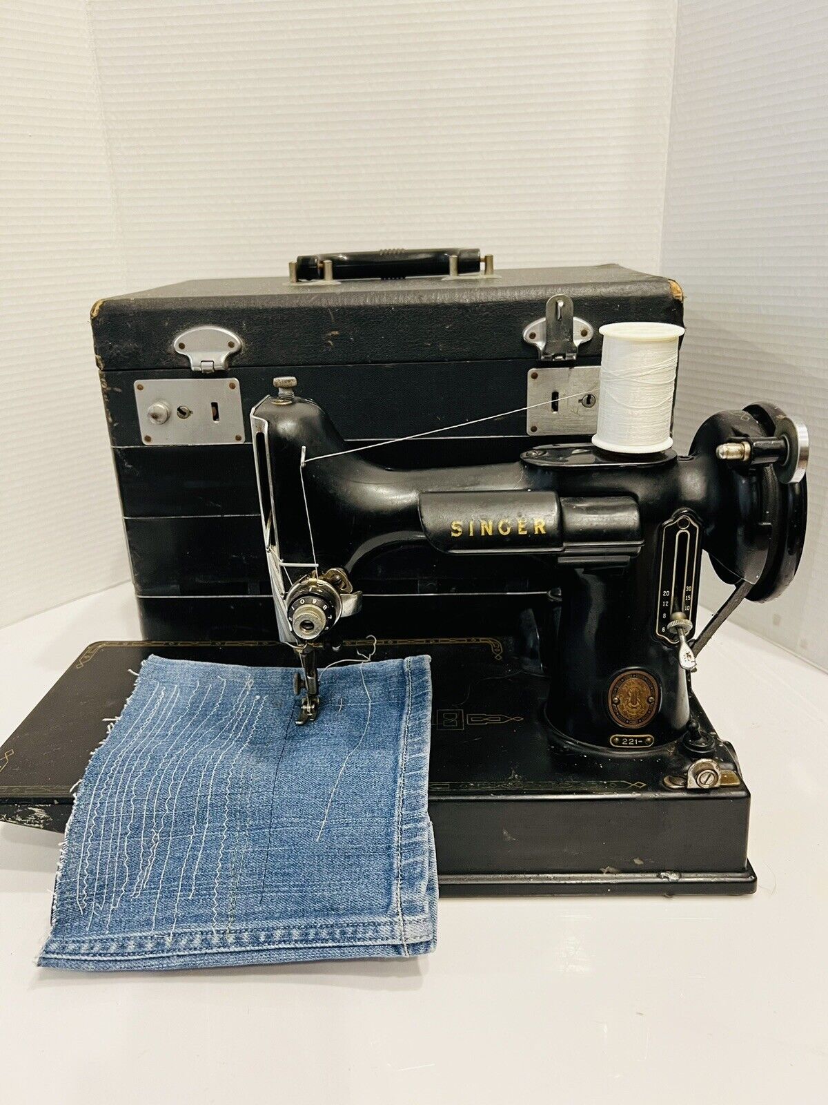Antique/Vintage SINGER Featherweight Sewing Machine 221 in Case Made in 1956 USA