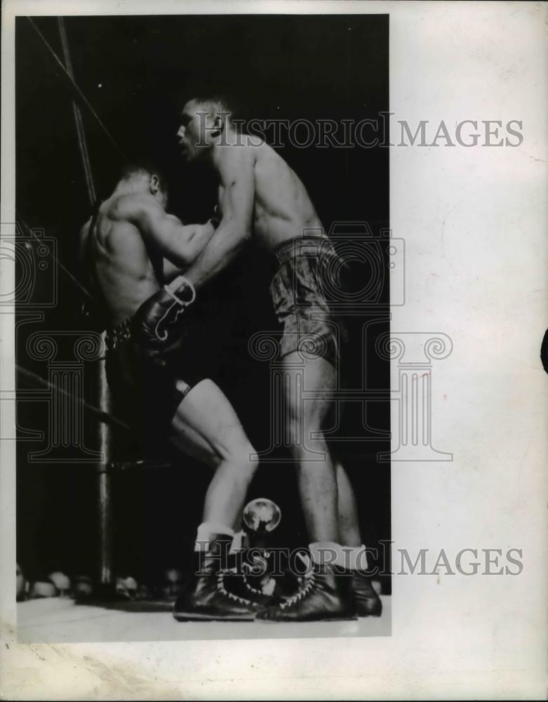 1944 Press Photo Two boxers clinching on the ropes during a boxing match