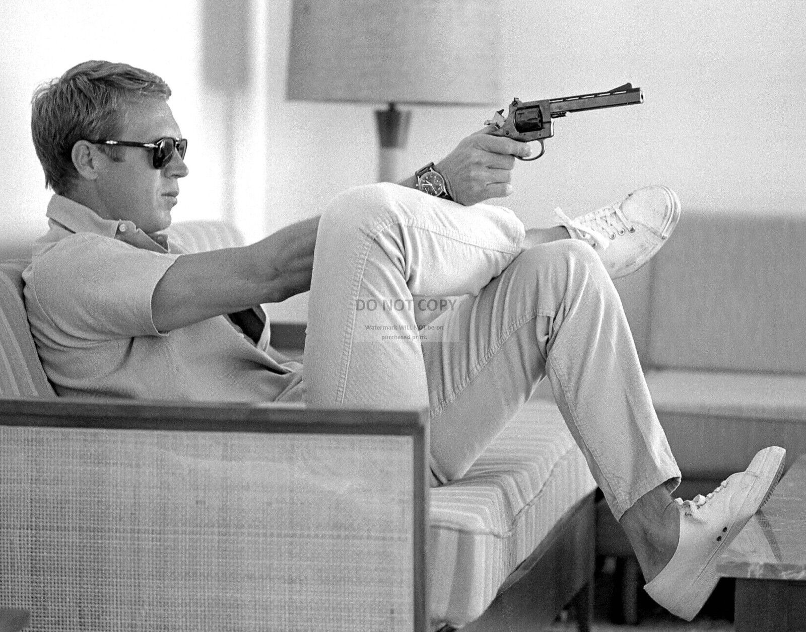 11X14 PHOTO - STEVE McQUEEN AIMS HAND GUN WHILE SITTING ON COUCH (LG185)