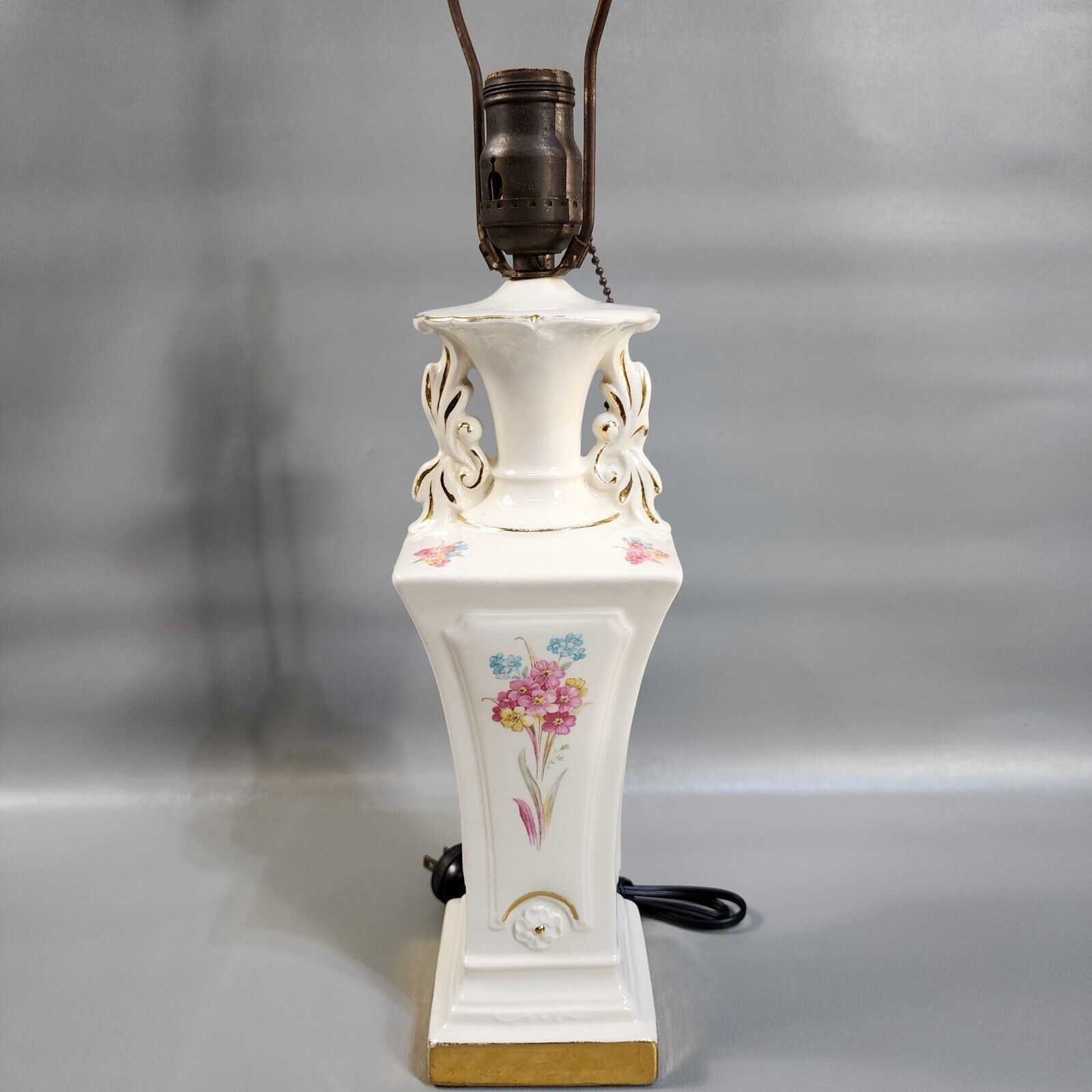 Antique Table Lamp Porcelain Flowers White Bryant Pull Chain Uno Socket 24\