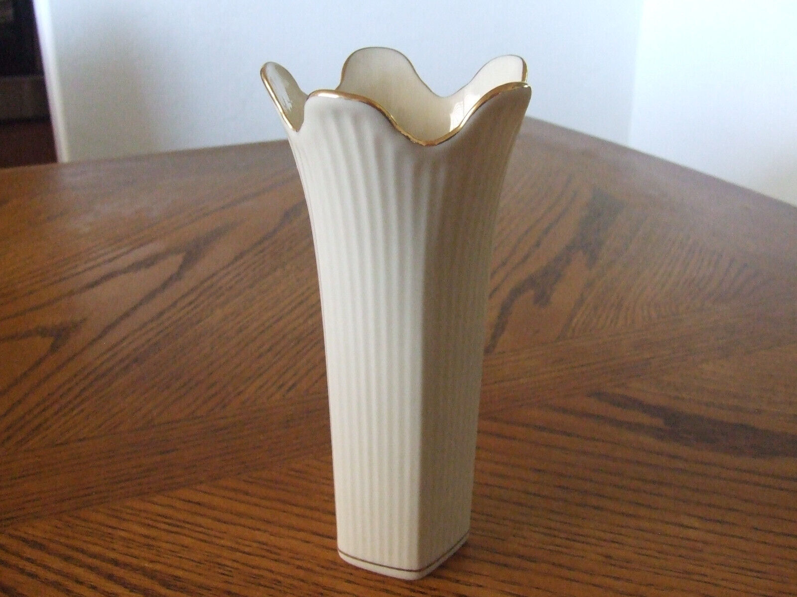 Vtg LENOX  Vase 7.25” Ribbed Fluted Tulip , Gold Rim, a Classic, Beautiful