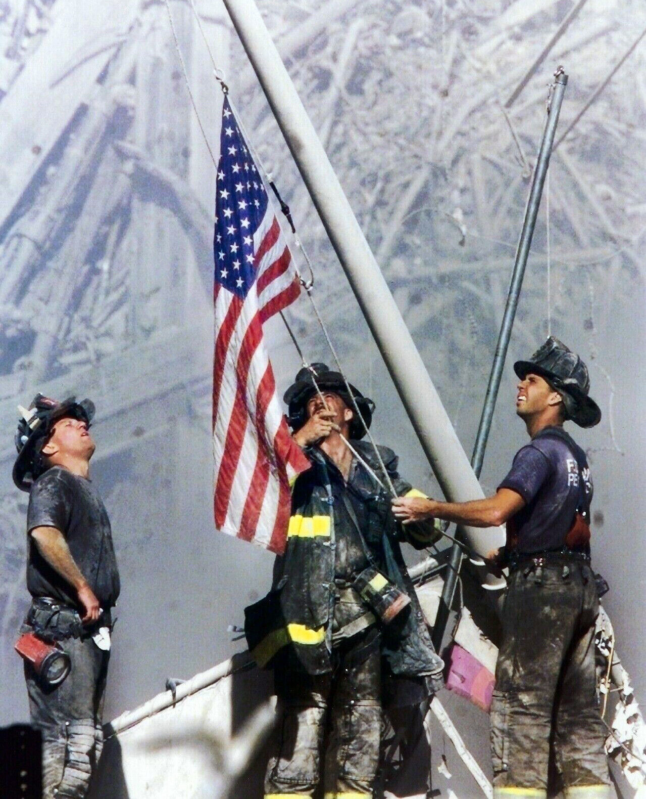 9/11 FIREFIGHTERS RAISING THE FLAG ON GROUND ZERO 8X10 PHOTO PICTURE