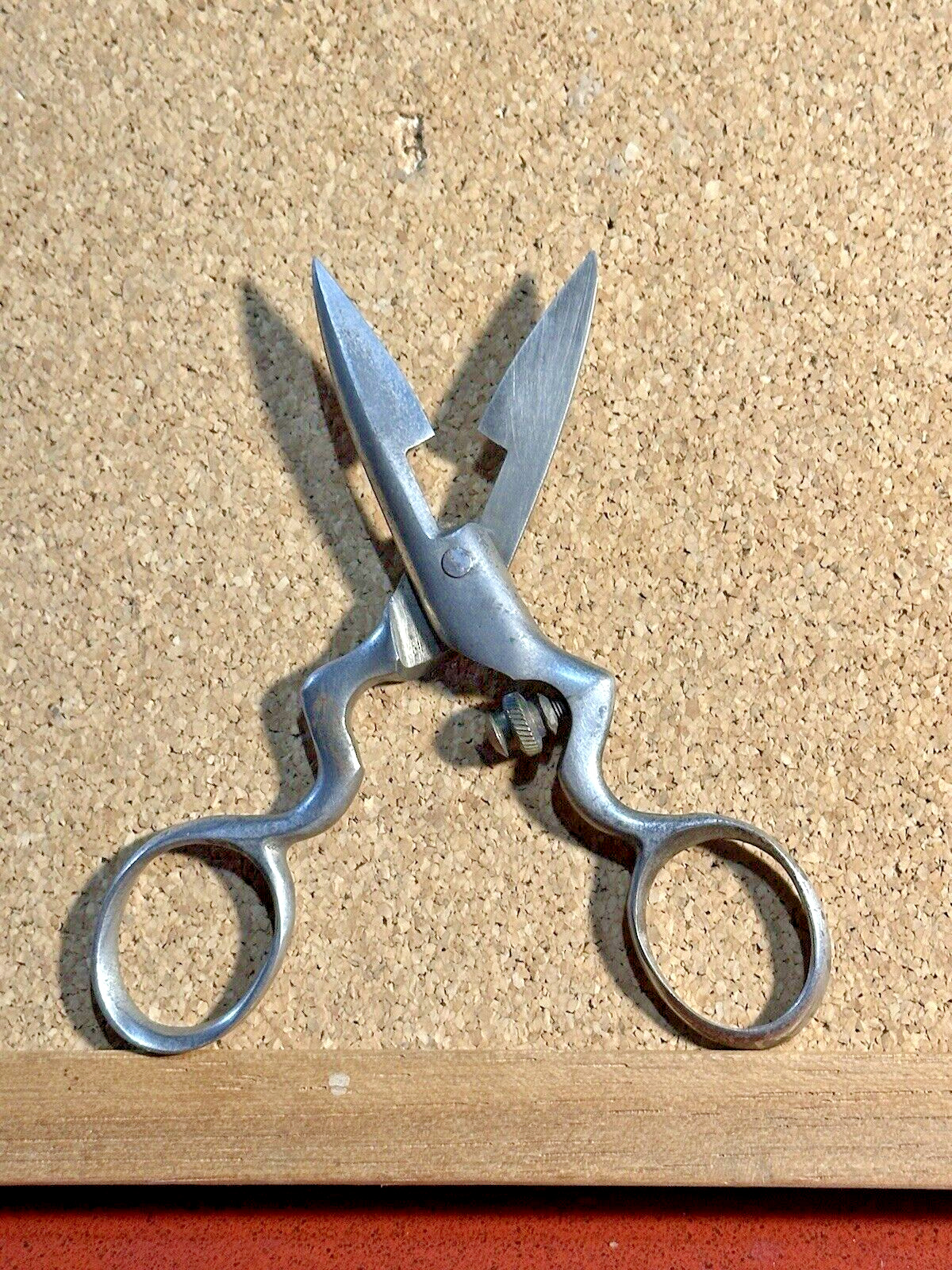 VINTAGE 1940’S 4.5” METAL BUTTON HOLE SCISSORS MARKED NO. 154 SEWING TOOL