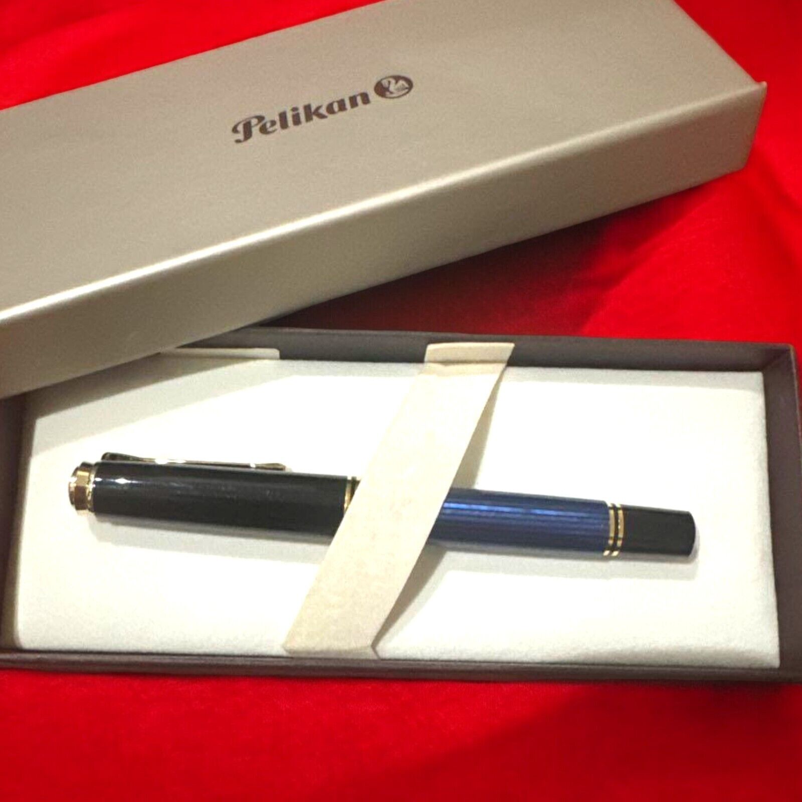 Pelikan Souveran M800 Black & Blue Stripe 18C 585 Fountain Pen M Nib Boxed