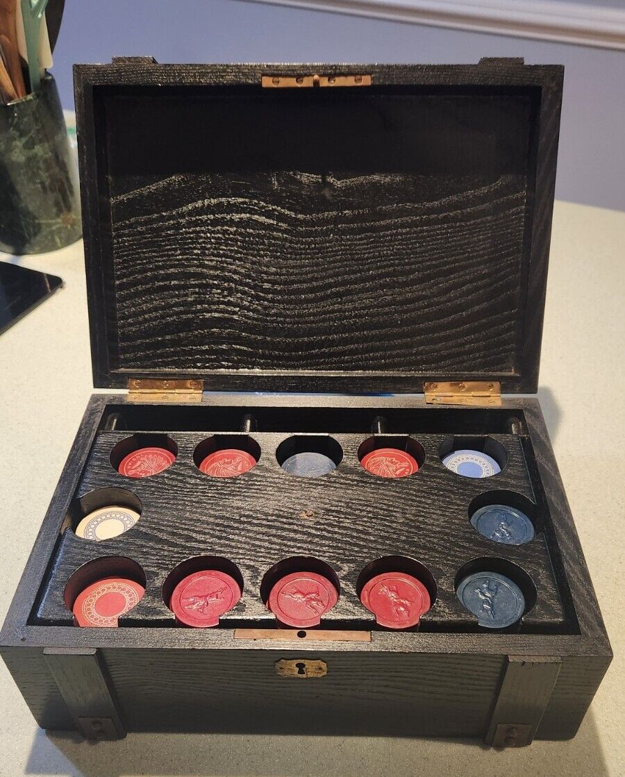 VINTAGE ANTIQUE CLAY POKER CHIP SET IN BOX CASE 264 Rare Chips-See Pics & Desc