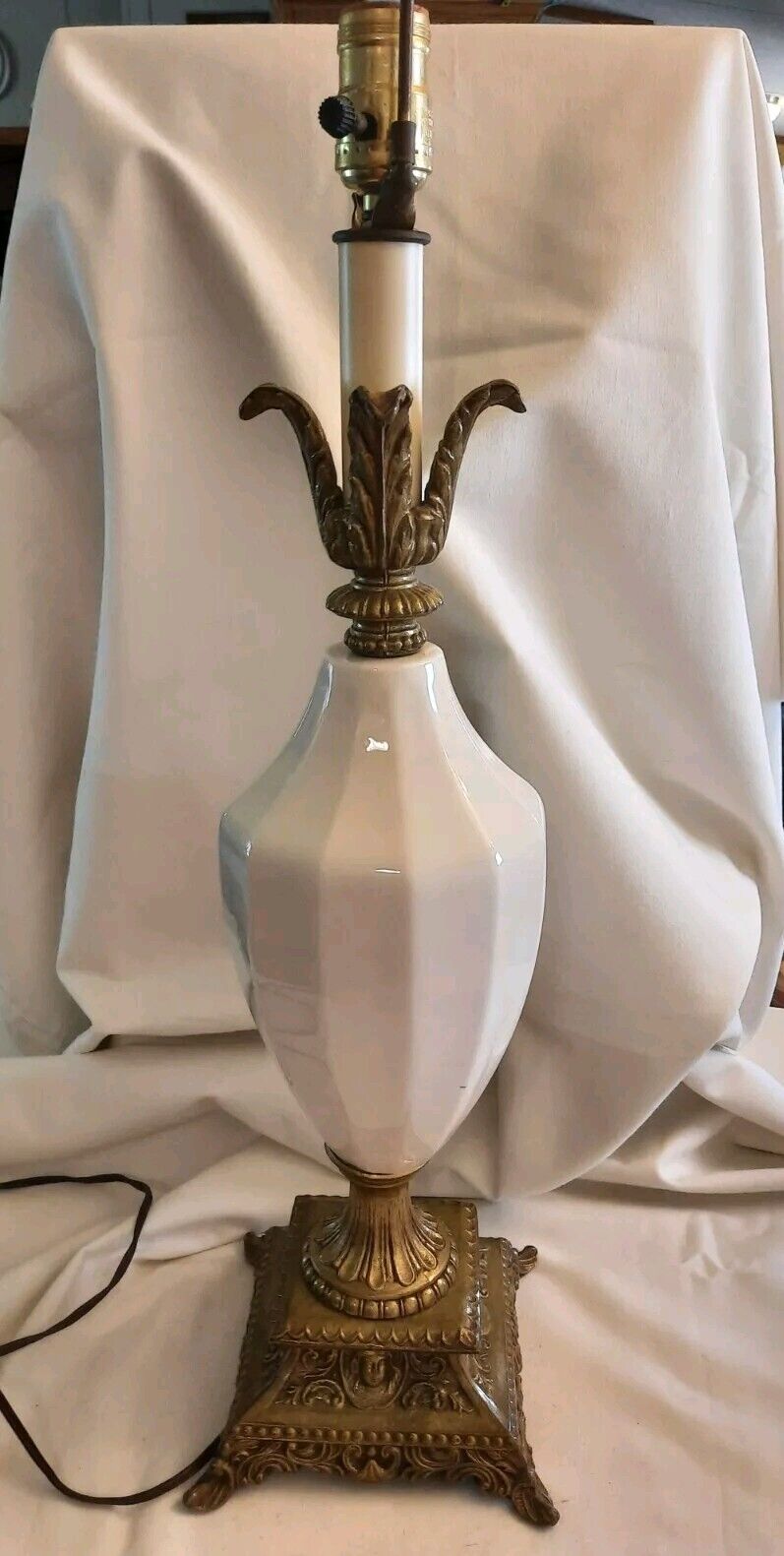 Vintage Mid Century Hollywood Regency Porcelain & Brass Tone Table Lamp Lighting